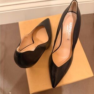 Black leather made in Italy classic pump